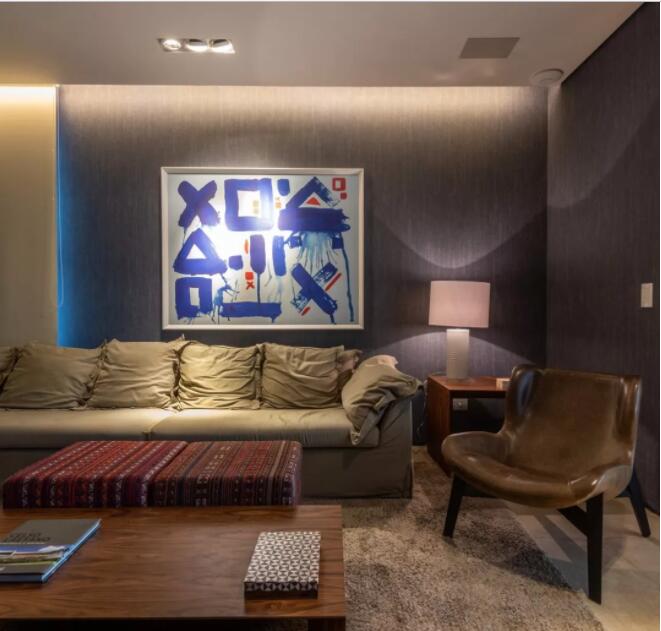 藍色藝術掛畫與紅色點綴